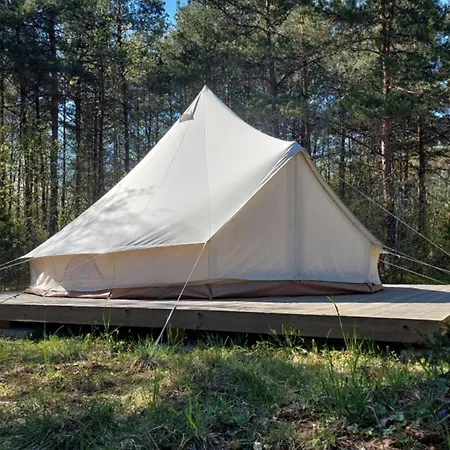 Jaagu Glaemping Neljale Suuremoisa (Saaremaa)